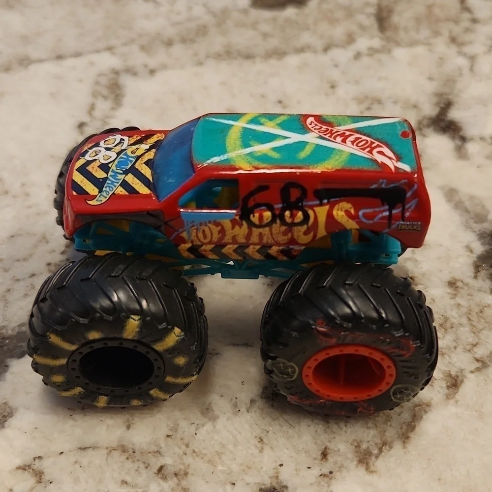 Hotwheels Mattel 68 truck 4x4 monster Truck 1:64 scale street graffiti dicast